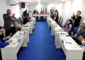 Vereador mete a mão em colega na Câmara de Lauro de Freitas