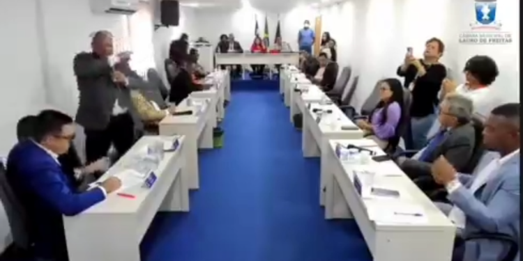 Vereador mete a mão em colega na Câmara de Lauro de Freitas