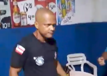 Policial leva garrafada após agredir mulher em bar