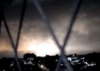 Incêndio em empresa no bairro de Valéria causa clarão no céu de Salvador e assusta população