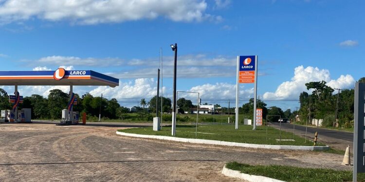BOMBA! Assessor de vereador com salário de R$ 3,5 mil compra posto de gasolina avaliado em milhões