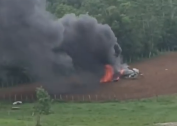 URGENTE! Avião cai na região metropolitana de Salvador 