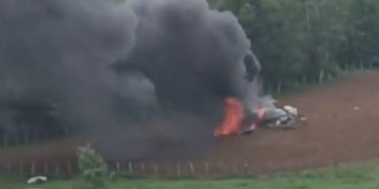 URGENTE! Avião cai na região metropolitana de Salvador 