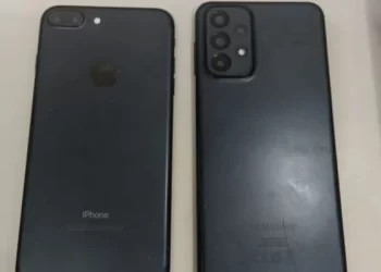 Dois suspeitos de roubos são presos com celulares em Lauro de Freitas