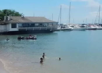 Corpo de jovem com perfurações de tiros encontrado em praia de Salvador