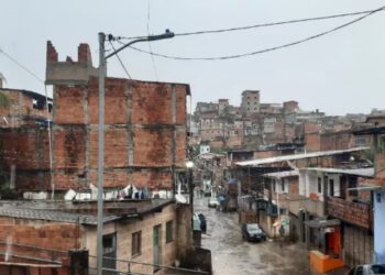 Fortes chuvas causaram alagamentos e deslizamentos de terra em Salvador nesta madrugada