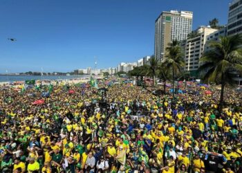 Em defesa da democracia, Bolsonaro realiza ato em Copacabana e reúne milhares de apoiadores