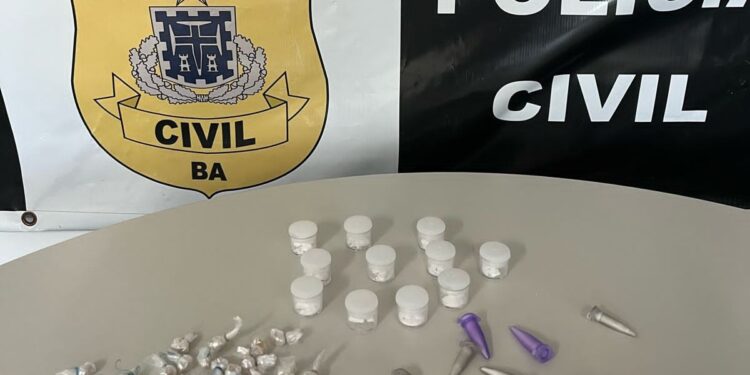 Policiais da 12° DT-Itapuã prende em flagrante homem por tráfico de drogas no Bairro da Paz