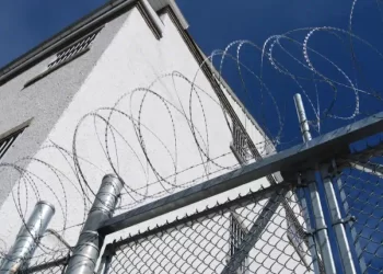 URGENTE: Em meio à crise penitenciária no Brasil, presos serram grades, pulam cerca e fogem de presídio