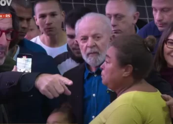 Flávio Bolsonaro critica Lula por forjar cena com abrigados no RS