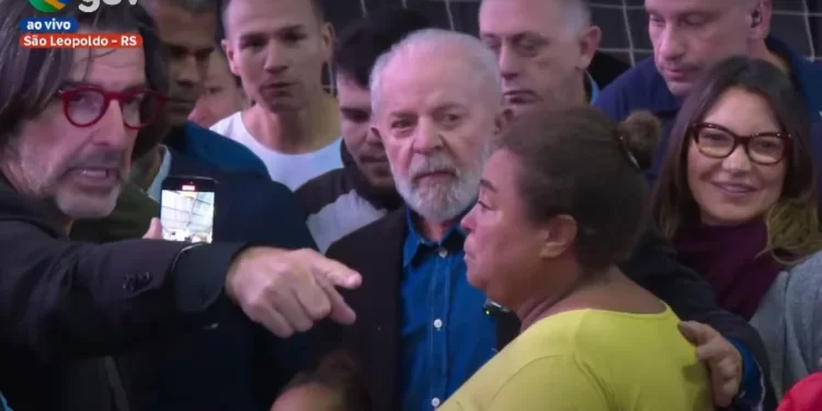Flávio Bolsonaro critica Lula por forjar cena com abrigados no RS