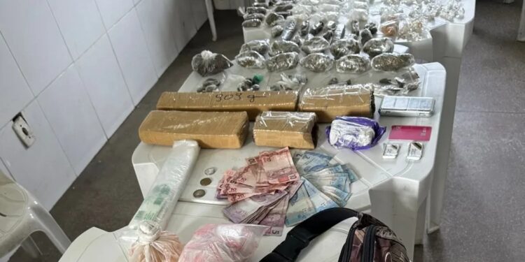 Quatro suspeitos de tráfico são presos pela PM em Candeias