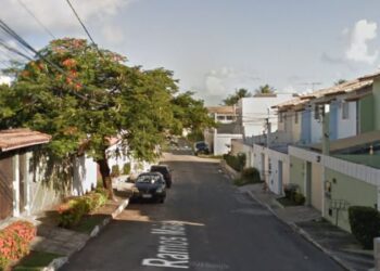 Homem arranca e furta portão em plena luz do dia em Lauro de Freitas