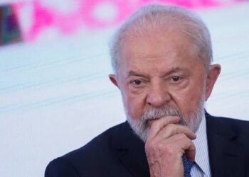 Oposição proíbe governo Lula de usar verbas para aborto, mudança de sexo e invasões de terra