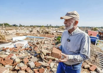 Flagra: Lula é orientado a posar para fotos em meio ao caos no RS