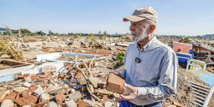 Flagra: Lula é orientado a posar para fotos em meio ao caos no RS