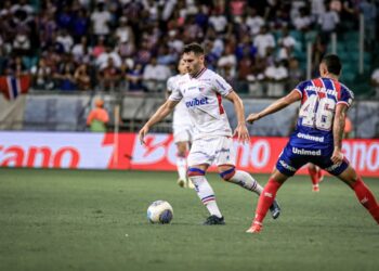 Bahia vence o Fortaleza na Fonte Nova e segue na cola da liderança do Brasileirão