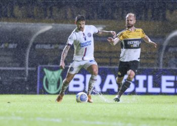 Bahia sai atrás, mas arranca empate do Criciúma e segue na briga pela liderança da Série A