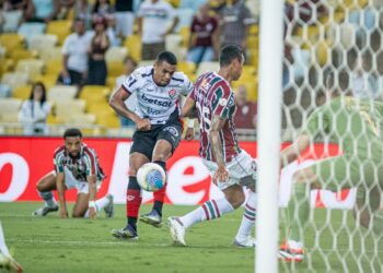 Vitória vence o Fluminense no Maracanã nos minutos finais e sai da zona