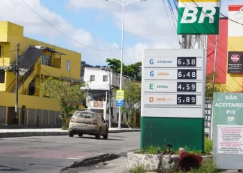 Gasolina tem redução de 4% no preço para distribuidoras baianas