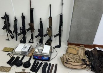 Polícia descobre bunker na Bahia que escondia fuzis, metralhadoras e cocaína