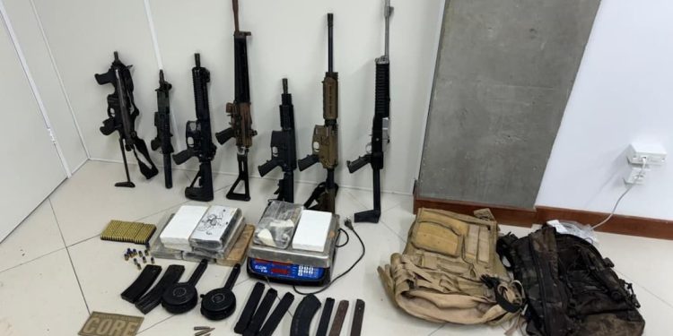 Polícia descobre bunker na Bahia que escondia fuzis, metralhadoras e cocaína