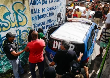 Moradores tentam linchar vizinho que confessou matar menina em Pernambués; polícia atira para cima