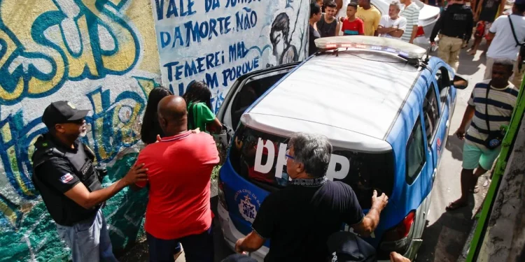 Moradores tentam linchar vizinho que confessou matar menina em Pernambués; polícia atira para cima
