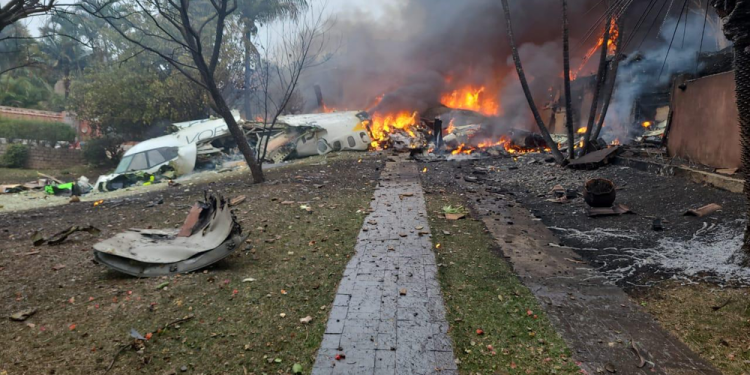 Avião com 62 pessoas a bordo cai em Vinhedo, no interior de SP