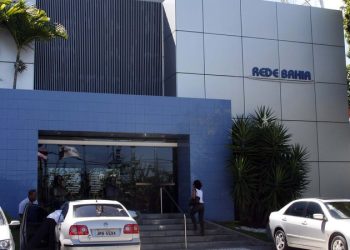 Carro da TV Bahia é roubado na Avenida 29 de março e motorista abandonado em matagal