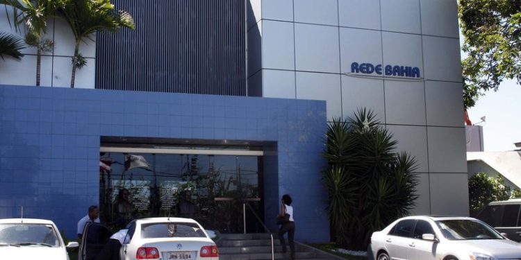 Carro da TV Bahia é roubado na Avenida 29 de março e motorista abandonado em matagal