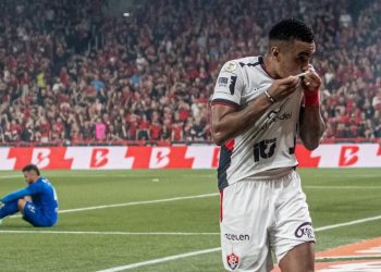 Vitória vira diante do Athletico e vence a terceira consecutiva