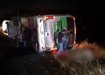 Ônibus que tombou em Catu e vitimou diversos passageiros não tinha licença para viagem