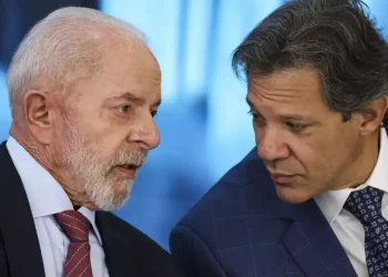 Governo Lula ignora promessa e quer tirar R$ 42 bilhões da educação