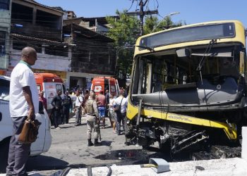 Ônibus perde o controle e deixa dezenas de feridos na Av. San Martin