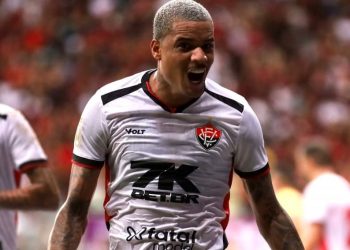 Vitória goleia Colo-Colo e reassume liderança no Baianão