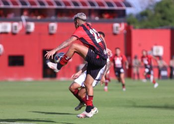 Com gol de Fabri no final, Vitória arranca empate heróico contra o Jacuipense no Baianão