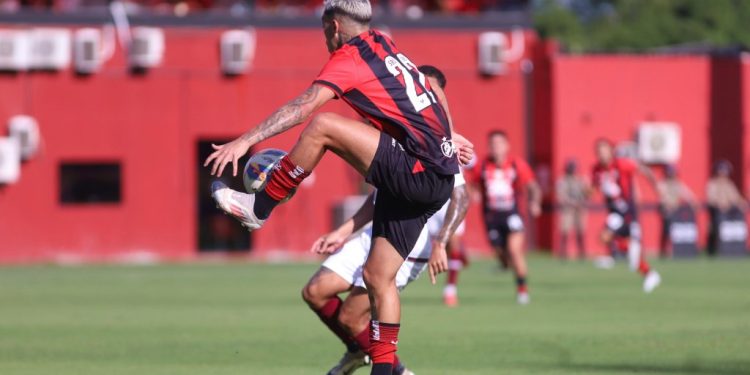 Com gol de Fabri no final, Vitória arranca empate heróico contra o Jacuipense no Baianão