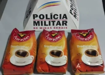 Homem é preso após roubar três pacotes de café em supermercado