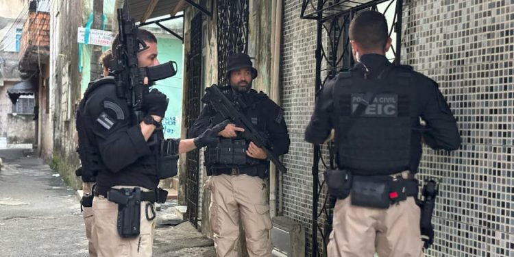 Operação Tela Fria cumpre mandados judiciais contra grupo criminoso na capital baiana