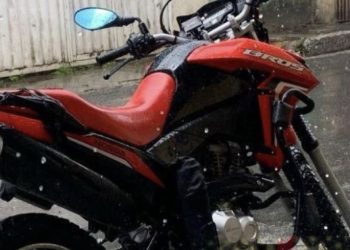 Homem tem moto roubada por criminosos armados em estacionamento de mercado em Lauro de Freitas