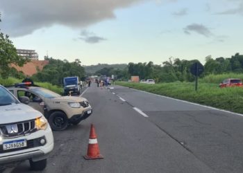 Ambulância pega fogo e motociclista morre em acidente na BR-324, em Simões Filho