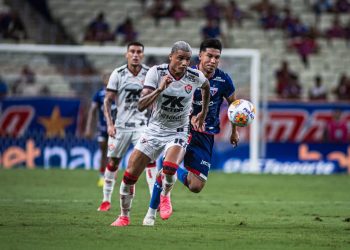 Fora de casa, Vitória bate o Fortaleza de virada e segue na liderança do grupo no Nordestão