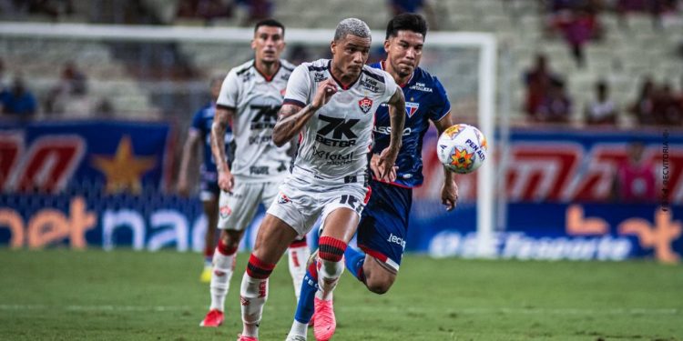 Fora de casa, Vitória bate o Fortaleza de virada e segue na liderança do grupo no Nordestão