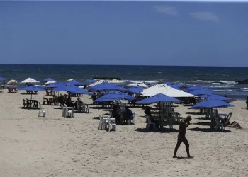 Aluguel de sombreiro e cadeira no Porto da Barra chega a custar R$ 120; no Buracão, pode sair de graça