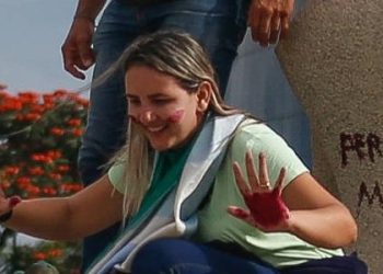 URGENTE: Moraes vota por 14 anos de pena a mulher que escreveu em estátua com batom