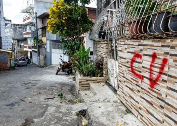 Comando Vermelho expulsa PM de casa em Cosme de Farias por defender sobrinho