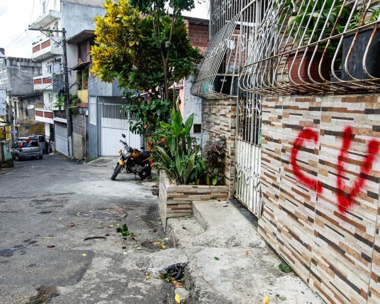 Comando Vermelho expulsa PM de casa em Cosme de Farias por defender sobrinho