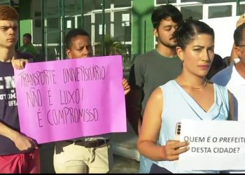 Universitários de Simões Filho cobram transporte escolar após suspensão de serviço