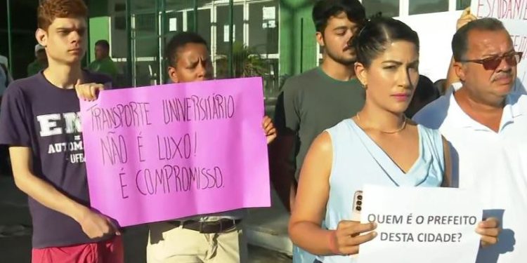 Universitários de Simões Filho cobram transporte escolar após suspensão de serviço